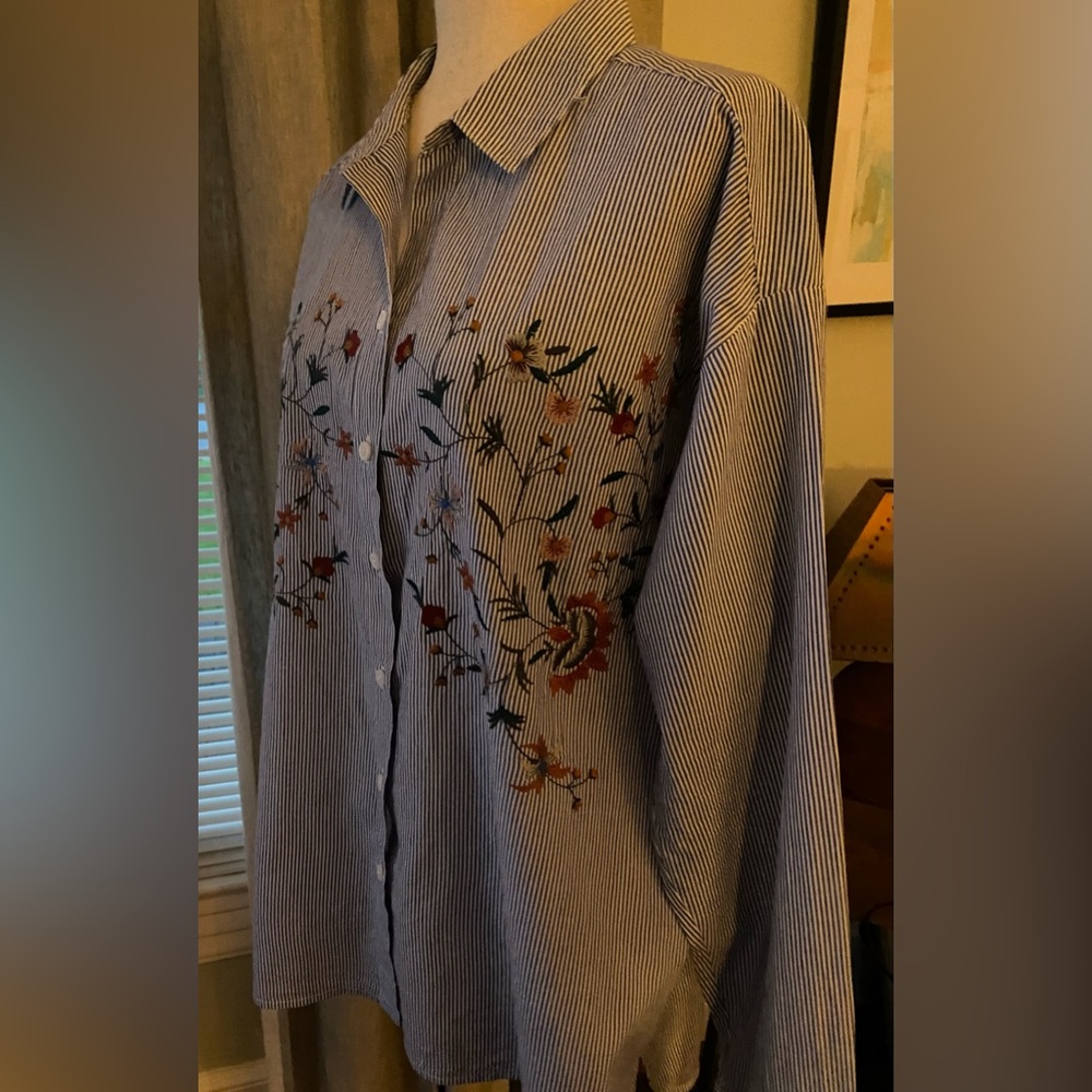 Beach Lunch Lounge Pinstripe Button Down Shirt w Embroidered Flowers, size XL - Picture 2 of 7